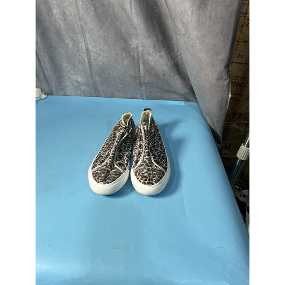 Blowfish Malibu Women's Slip On Sneakers Leopard Canvas size 8 Textured no laces - Picture 2 of 4